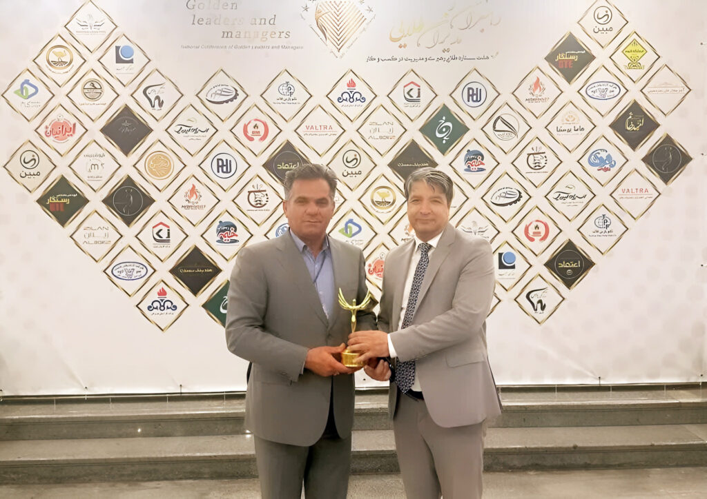 دریافت تندیس هفت ستاره طلایی مدیریت کسب و کار